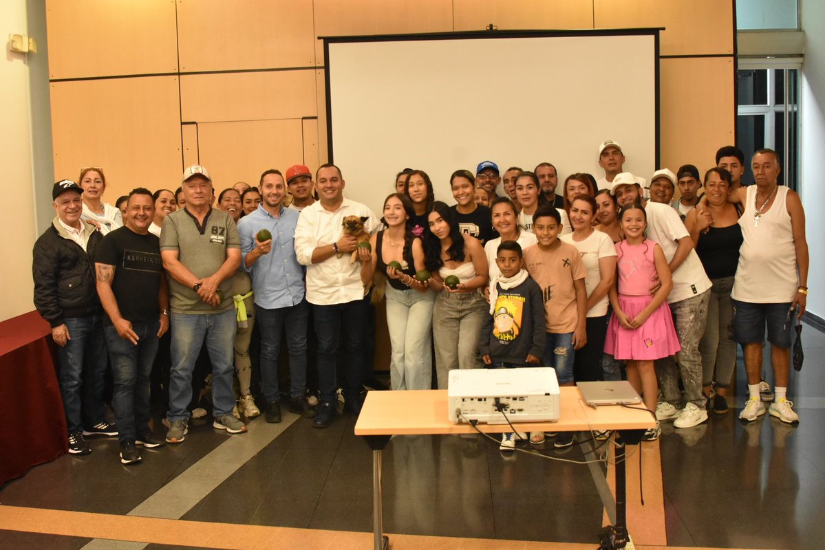 DanielRestrepoC's tweet image. Junto a la familia Calle Soto seguimos trabajando por los comerciantes, el fortalecimiento del campo y el desarrollo económico. Gracias por su respaldo y por sumarse a este propósito de impulsar nuevas oportunidades para las familias y el crecimiento de #Itagüí.