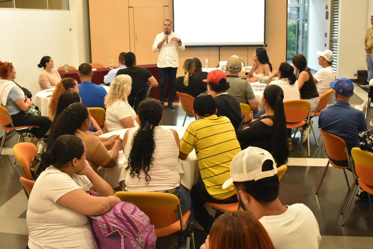 DanielRestrepoC's tweet image. Junto a la familia Calle Soto seguimos trabajando por los comerciantes, el fortalecimiento del campo y el desarrollo económico. Gracias por su respaldo y por sumarse a este propósito de impulsar nuevas oportunidades para las familias y el crecimiento de #Itagüí.