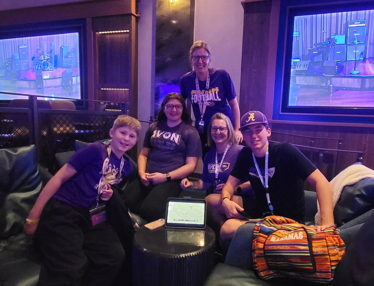 Cheering on our <a href="/avoneagles/">avoneagles</a> from the Atlantic Ocean! #ItsA #BeatWalsh <a href="/SPredovich/">Steph</a> 🦅🏈💜💛@avonband