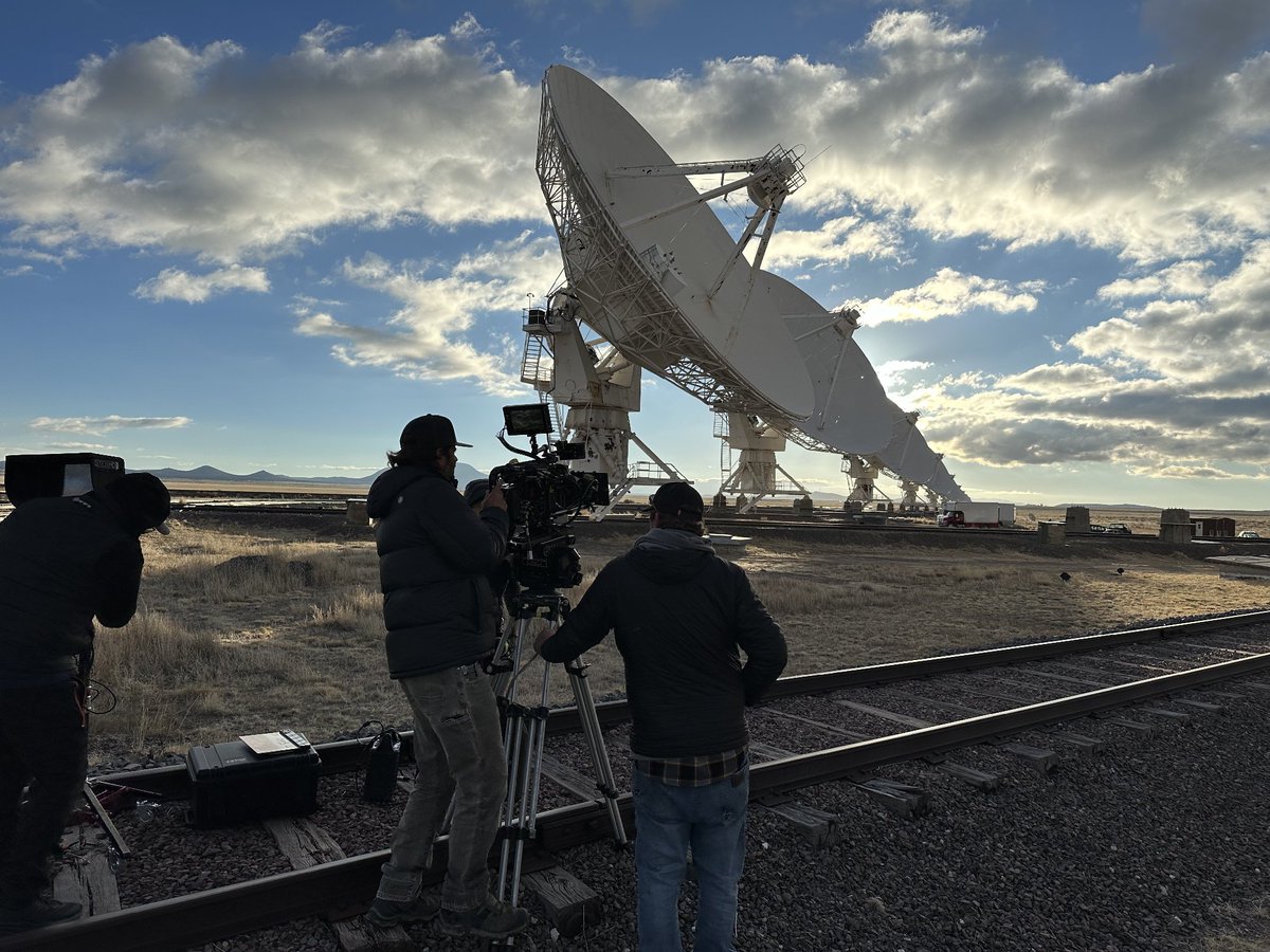 TheNRAO's tweet image. Heads up, astronomy fans! You can spot the NSF Very Large Array in the brand-new @AppleTV series ‘Pluribus.’ Our giant dishes aren’t just background scenery, but actually play into - and kick off - the show’s main storyline! 📡 #Pluribus #VeryLargeArray

📸 Credit: Rob Overbeck