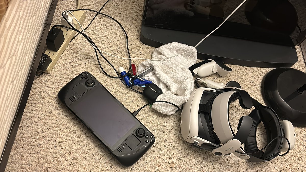 nirb_nirb's tweet image. 携帯含めてデバイス4つ持ってきたけど充電器1つしかないわ
