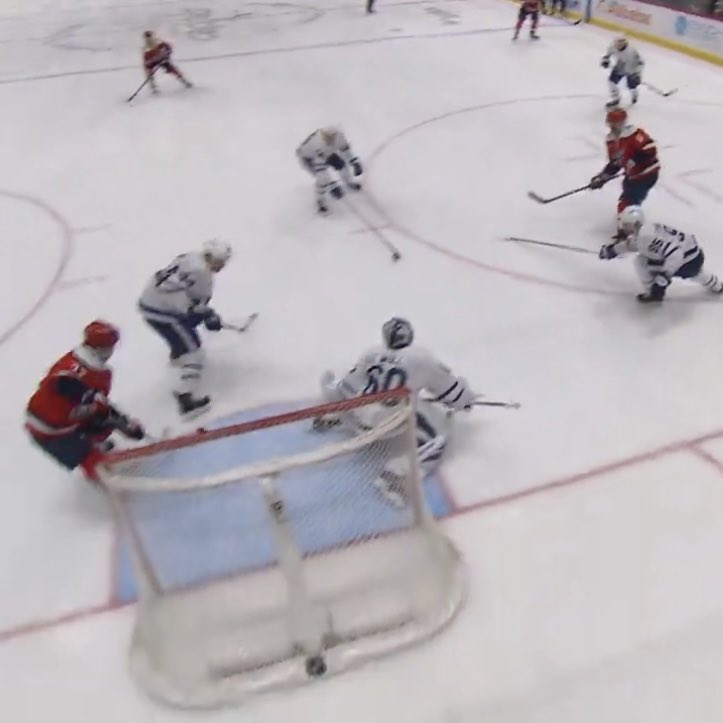 LeafsPapi_'s tweet image. Morgan Rielly defense. Tie up your fucking man. Look where his stick is lmao