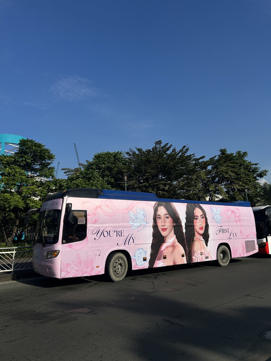 hello_mikhaiah's tweet photo. good morning Jellies! Bus 1 is here getting ready to head out for #BINIFIED.

See you there Blooms! 

#MikhAiahFS
#MikhAiah
#MAFS_JamBi https://t.co/RCgqgd2whk