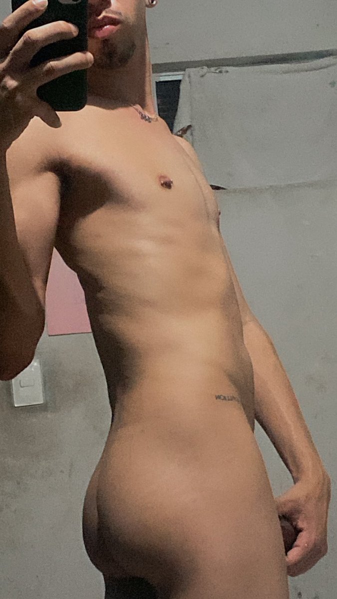 atlasantiagoXXX's tweet photo. diz sua preferência, baby. 
#chudai 

1.                                                          2. https://t.co/EKWHVNsYPh