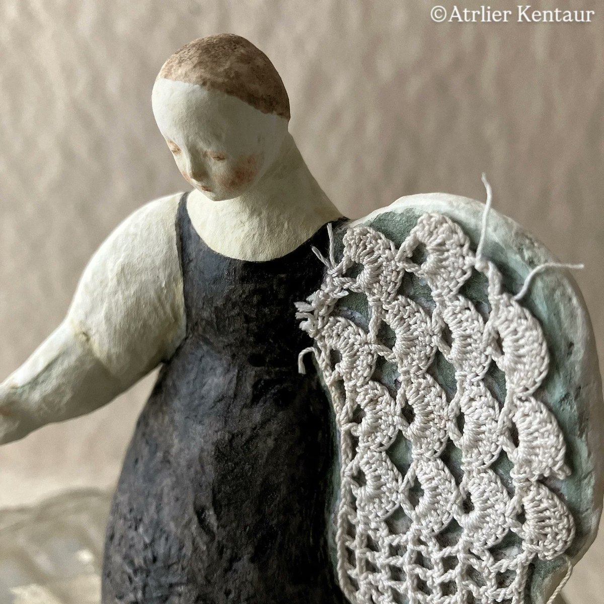 utopiano's tweet image. Atelier Kentaur 個展
✠ 寂静 - Magnolia - ✠
utopiano.main.jp/?p=2705
会期｜2025年12月4日〜8日
会場｜atelier utopiano
✠
｜天使になっていく人
｜h9xw8xd5cm
｜2025年
「だんだんと天使になっていく
　右手ももうすぐ羽根になる
　こわい? ふあん?
　大丈夫よ」
text &amp;amp; photo by Miki Furukawa