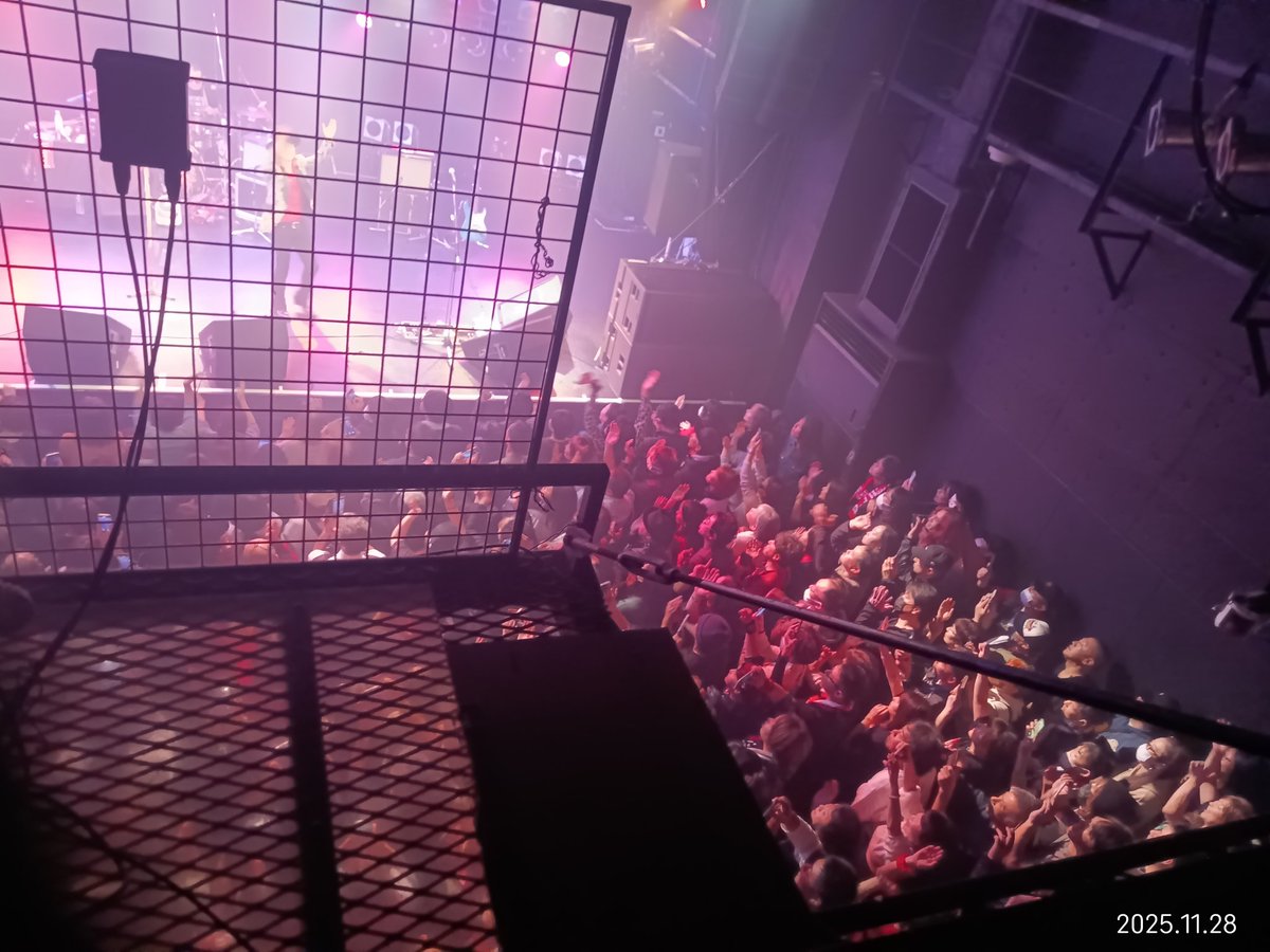 名古屋大須ell
レッドウォーリアーズ
上から観ると更に盛り上がってるのが分かります
何年経っても生で聴けるなんて幸せ
僕が初めてレッド観たのは1987年位の5時SATマガジン　ロックウェーブ
庄内緑地公園？
いつもそれを思い出します
変わらないところが凄い！
#レッドウォーリアーズ
#REDWARRIORS