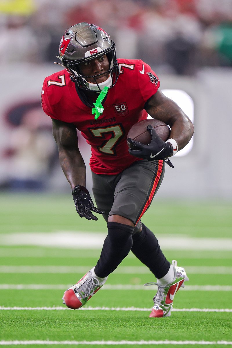 YahooFantasy's tweet image. Fill in the blank:

Bucky Irving will score __ fantasy points this week.