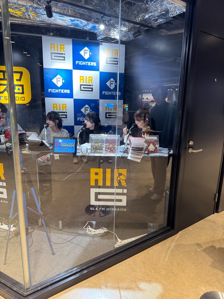 TenshiEvents's tweet photo. 明日11月30日開催の「日韓ドリームプレーヤーズゲーム」に向け、天使大29♡LABOがAIR-G’「プレパレ」で限定丼を紹介！エスコンでは学生が販売応援に参加。会場で“聴いたよ！”と応援してください！
#天使大学　#29LABO　#にくらぼ
#日韓ドリームプレーヤーズゲーム
#プレパレ　#日本ハム
#東日本フード https://t.co/sVOsG8yWbF