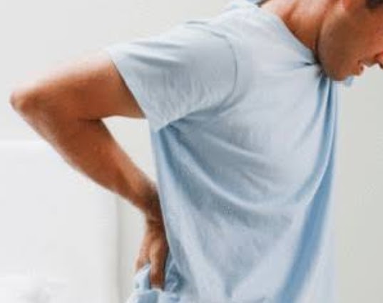 saudeedietatop's tweet image. #backpain can be the effect of a muscle contracture, or it can be #sciatica, which causes more severe pain and even makes #walking difficult. Sciatica is an inflammation of the sciatic nerve root in the spine, often caused by a herniated disc. We&apos;ll see more. #healthTips #GymLife