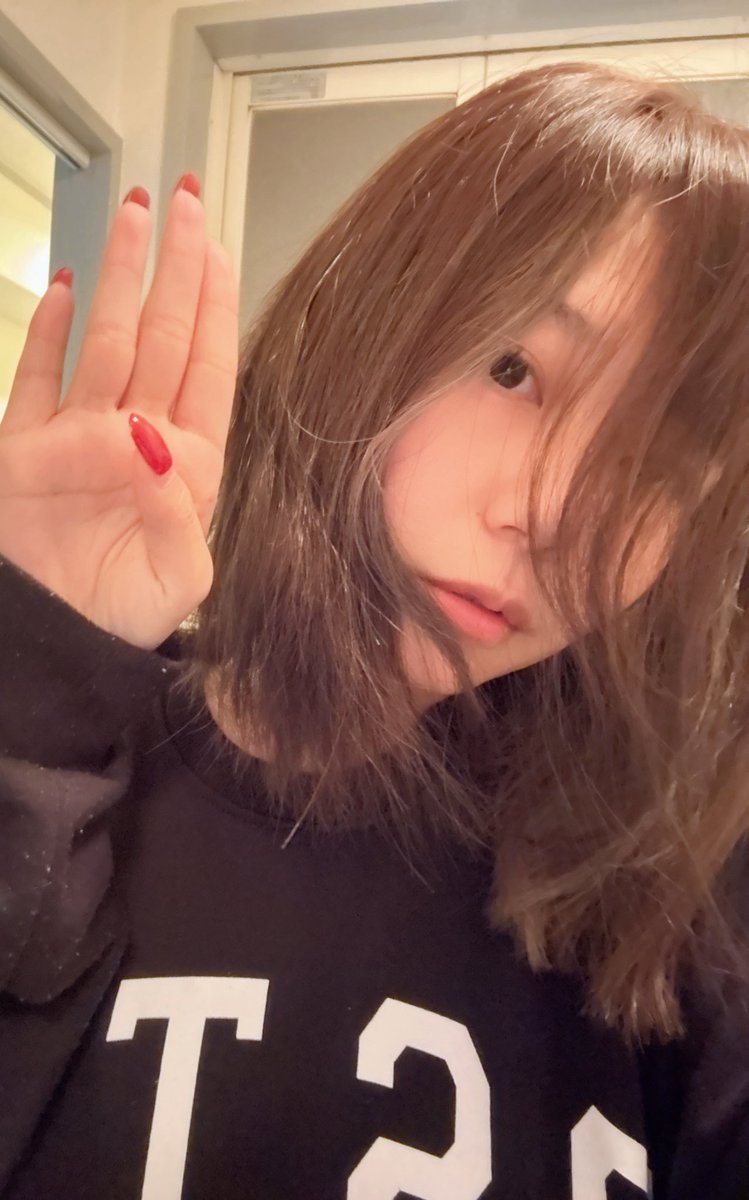 emi_yuuki's tweet photo. 毎日寒いねー🫨
一回体調崩すとスッキリ治るのにちょっと時間かかるわね…あったかくしよ！

皆んなもほんまに気つけてね✨

さて用意しよ！(寝起き後数秒) https://t.co/5AjL01SLFX