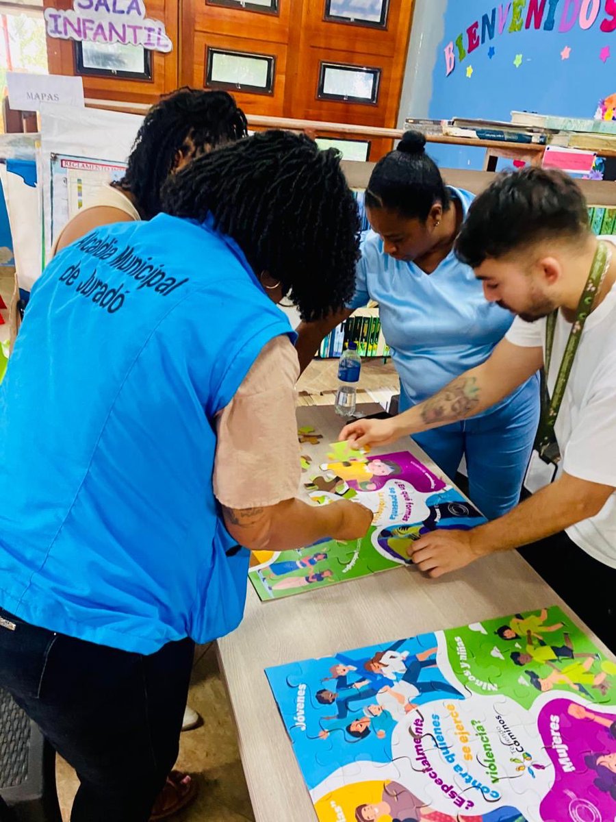 #BienestarChocó | En Juradó seguimos fortaleciendo la protección de niñas, niños y adolescentes en movilidad humana. Dimos a conocer la metodología Maleta Viajera – Tejiendo Caminos al equipo delegado del municipio.🧡 #MigrarEsUnDerecho