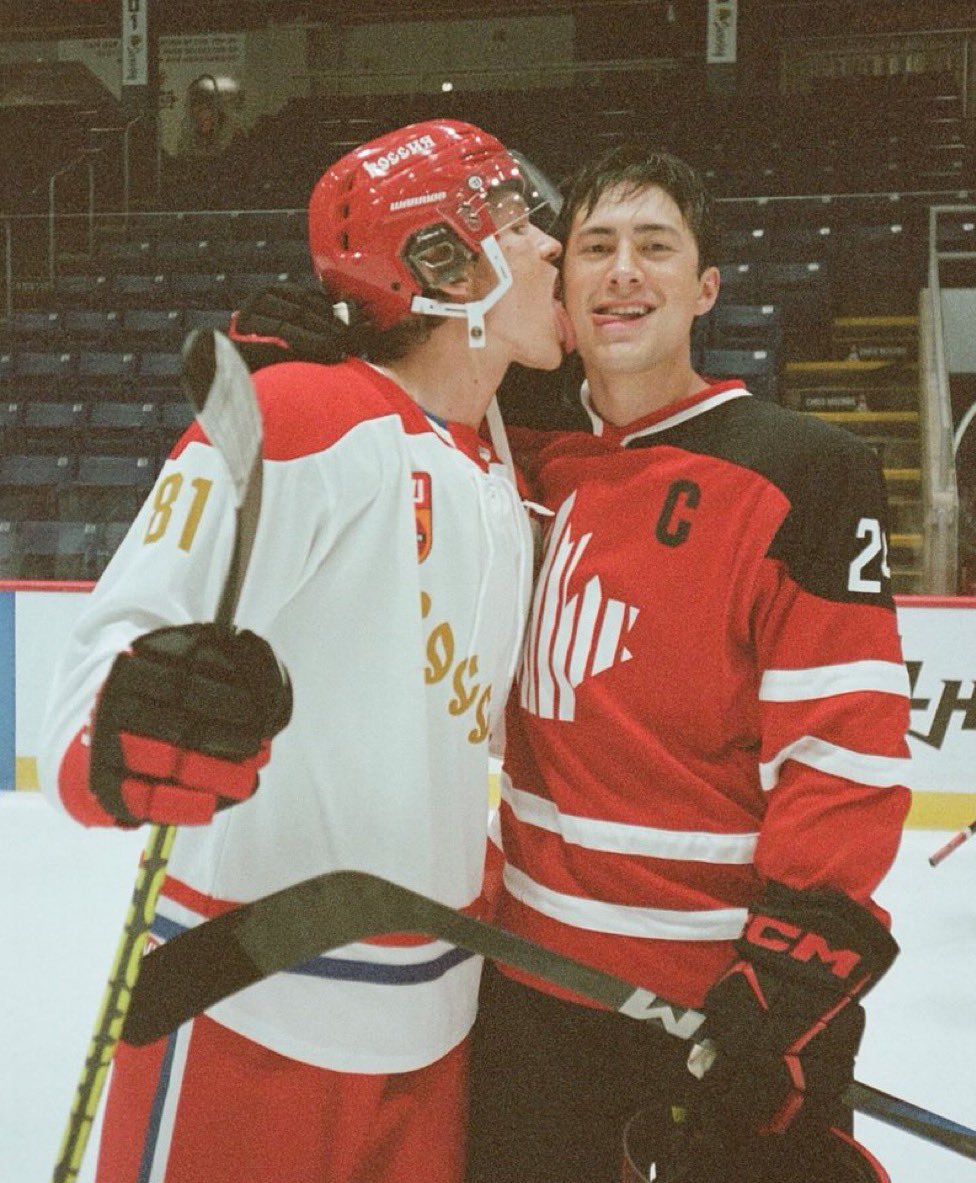 updatecharts's tweet image. A HBO Max comprou os direitos de distribuição da série canadense “Heated Rivalry”, que retrata um romance gay entre dois jogadores rivais de hóquei.