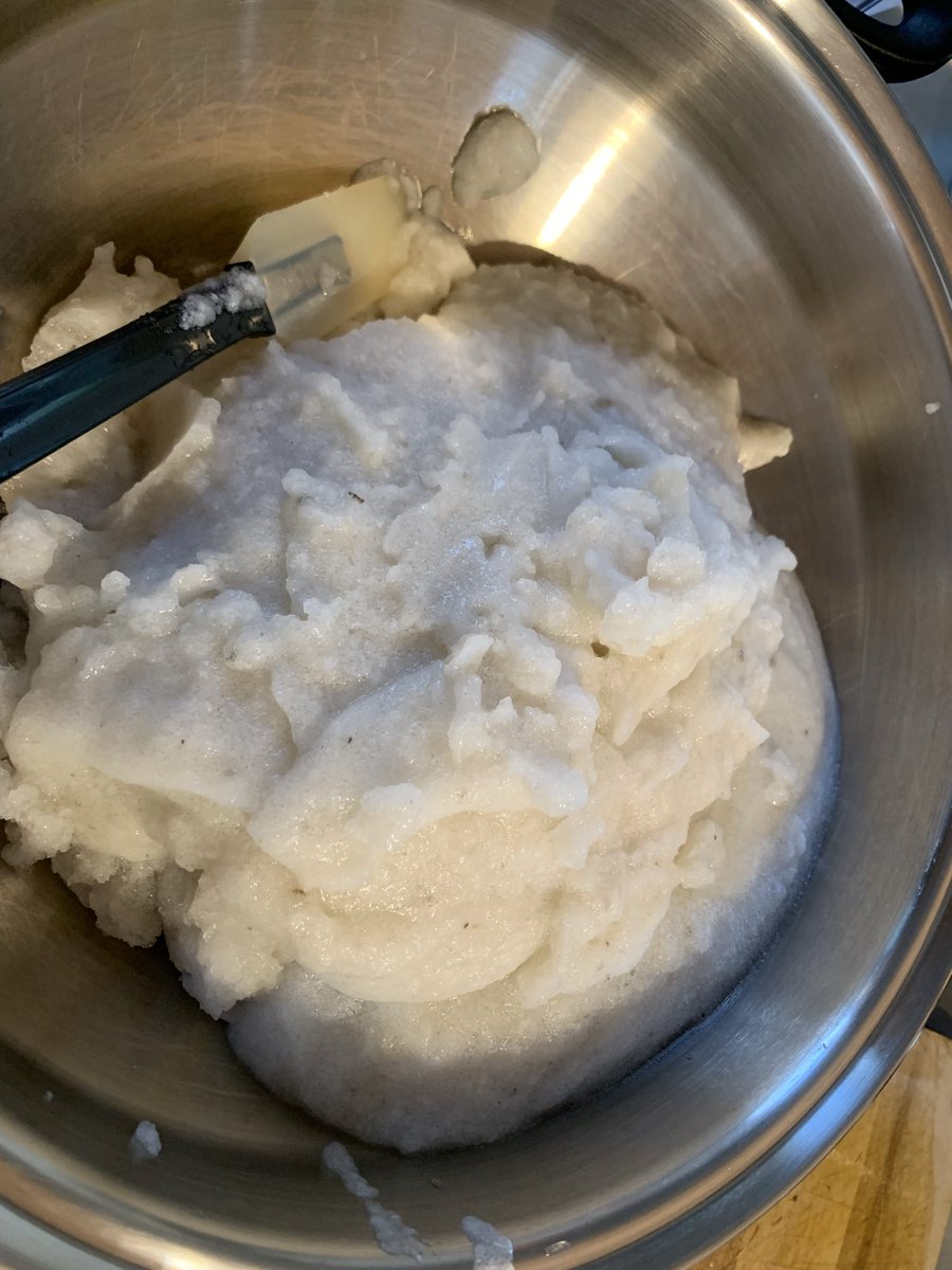 umikkote's tweet photo. 今年初めて作った蒟蒻芋から蒟蒻を作ります！
茹でて潰して混ぜたところで、出掛ける用事があるので中断。
ここで中断しても大丈夫なのかなぁ？
パン作りでもそうですが、時間の掛かる調理の場合、レシピに中断可能ポイントも書いて欲しい https://t.co/u26h1BQ88F