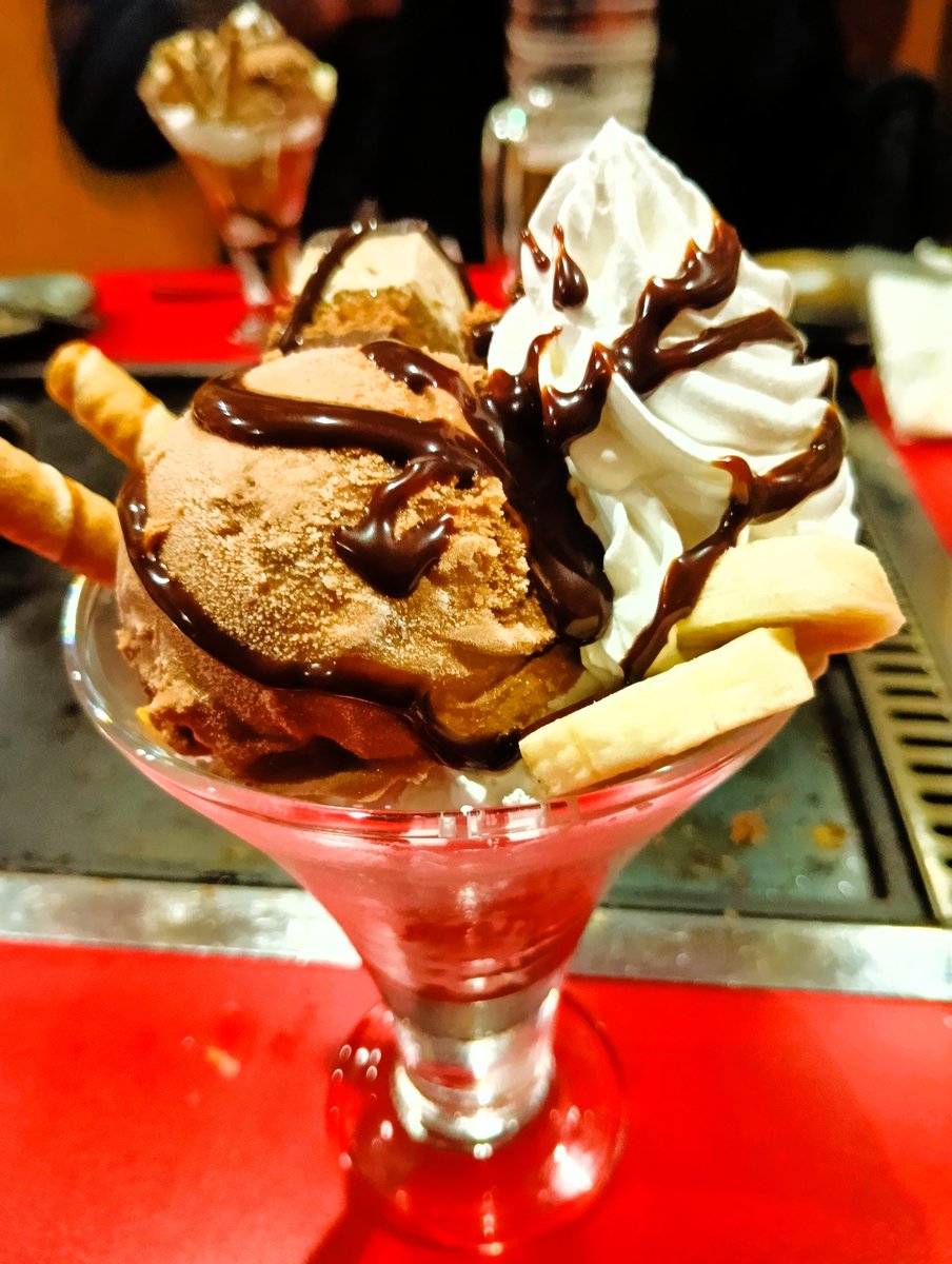 yuritaka321's tweet photo. 男３人少し早めの忘年会かな？
呑んで食べてたあとの
チョコレートパヘェ😋😋 https://t.co/fFZuu54LcP