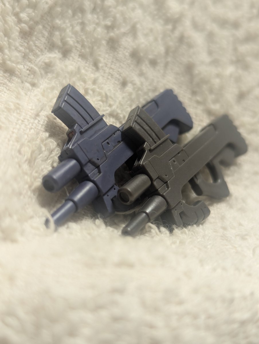 NEW916501629533's tweet image. 改めて塗装前と塗装後の比較
今回はセンサーの部分もメタリックオレンジで塗装してみました