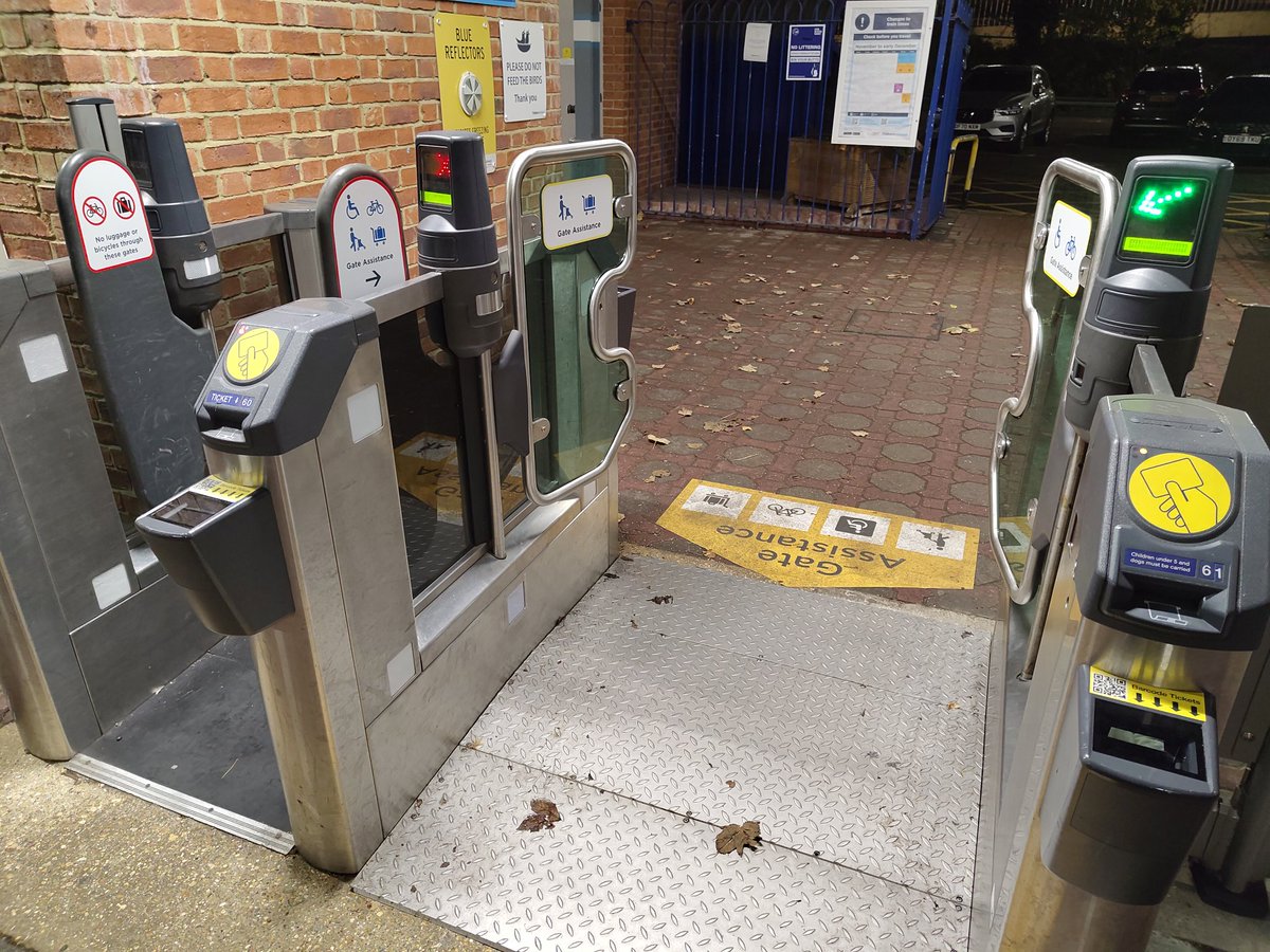 stephencannon's tweet photo. @chilternrailway Is it possible to touch out at Aylesbury in the evening when the station building is closed? The gates are open but it won't register a touch on the reader when exiting. I'm using a Smartcard on this occasion but intend to also use contactless when that launches. https://t.co/ldSNO6CEgS