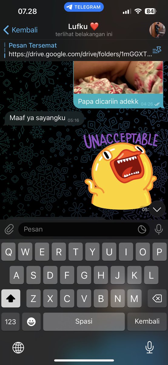 Ain itu nyata ga si⁉️😭
Kemarin sore kumpul sm ibu2 ngobrol2, trus salah satu ada yg nanya
🗣️ "Bu Hena kalo habis marah sm suami, habis itu suami suka kasih bunga nggak?"
🧕🏻 "nggak bu, soalnya nggak pernah marahan"
Dan duaaarr 🧨💣🔫
Dini hari marah banget sama suami 🤬