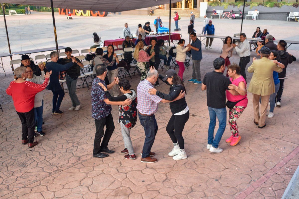 IztacalcoAl's tweet photo. Se llevó a cabo una nueva edición de #SALSEANDO en la explanada de la Alcaldía Iztacalco, donde vecinas y vecinos disfrutaron una tarde de ritmo, baile y convivencia en un espacio seguro y familiar.

Seguimos impulsando actividades que fortalecen la alegría y la vida comunitaria en Iztacalco.