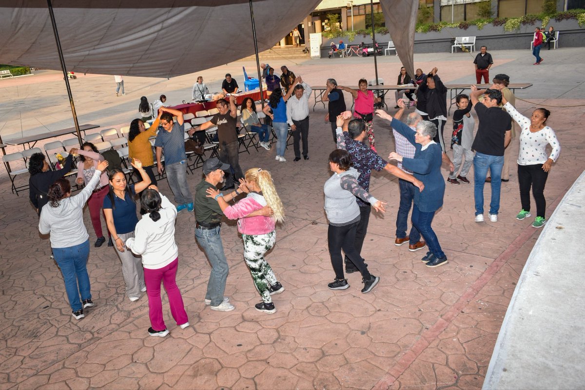 IztacalcoAl's tweet photo. Se llevó a cabo una nueva edición de #SALSEANDO en la explanada de la Alcaldía Iztacalco, donde vecinas y vecinos disfrutaron una tarde de ritmo, baile y convivencia en un espacio seguro y familiar.

Seguimos impulsando actividades que fortalecen la alegría y la vida comunitaria en Iztacalco.