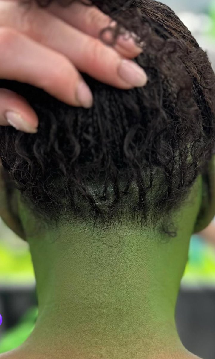 valkelphie's tweet image. this is the craziest pic of elphaba’s wig that I&apos;ve seen
