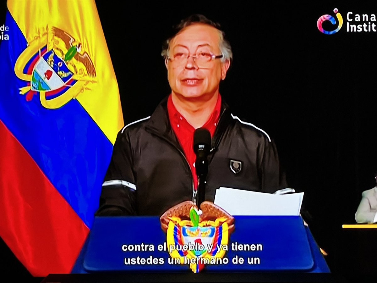 cmctres's tweet photo. Según este presidente las FARC-EP, no existen en Colombia, ¿será que es presiente de qué país? Por que aquí están las FARC con su brazo político en el gobierno y congreso y las FARC en las montañas del país delinquiendo, secuestrando, reclutando menor y amedrentando al país. https://t.co/TyxGahZdSJ