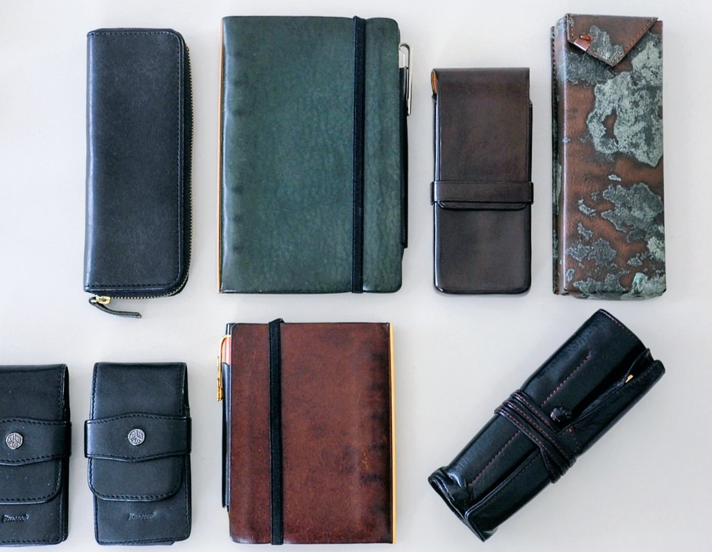 様々なレザーの手触り、たまりません。
気候が乾燥してきたのでコーヒー飲みながらメンテナンスも良いですね。
#筆記具 #レザー