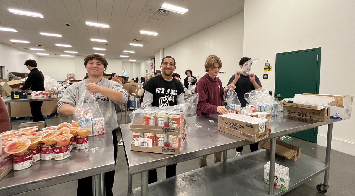 CaravelAcademy's tweet image. We are very thankful for our senior NHS members who traveled to the Food Bank of Delaware on 11.21.25.  They built 435 Holiday family boxes with all the trimmings for a Thanksgiving dinner &amp;amp; then created 986 student bags that contained three meals for the weekend. @FoodBankofDE