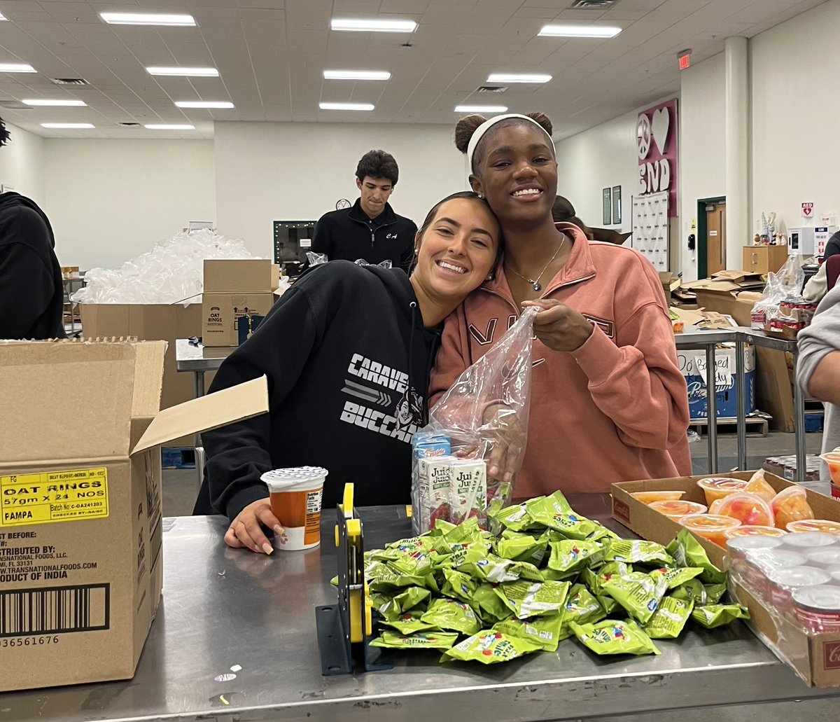 CaravelAcademy's tweet image. We are very thankful for our senior NHS members who traveled to the Food Bank of Delaware on 11.21.25.  They built 435 Holiday family boxes with all the trimmings for a Thanksgiving dinner &amp;amp; then created 986 student bags that contained three meals for the weekend. @FoodBankofDE