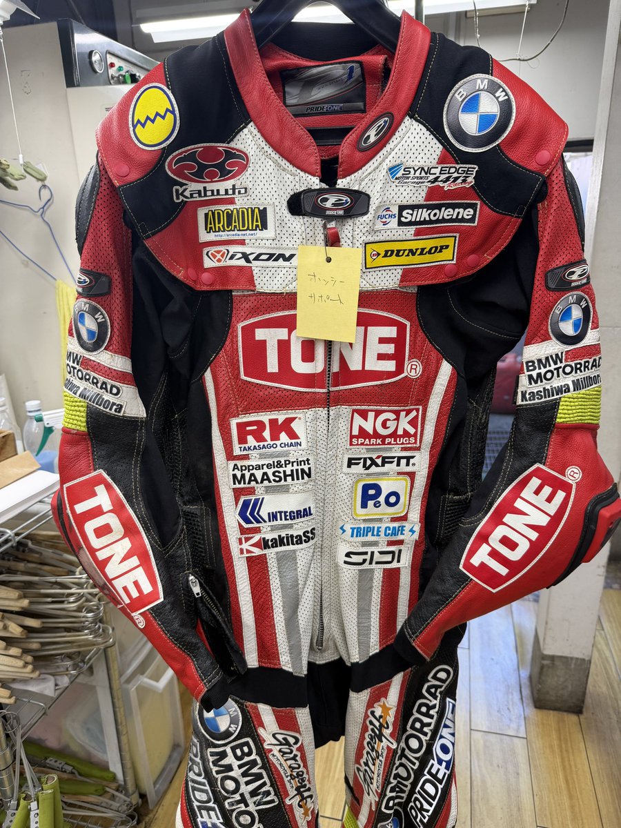 おはようございます☀
ホッシーこと星野知也選手のレーシングスーツをお手入れさせて頂きました。
全日本鈴鹿最終戦で使ったスーツです

夏の汗
きれいにして次シーズン迎えましょう

今日も１日ご安全に