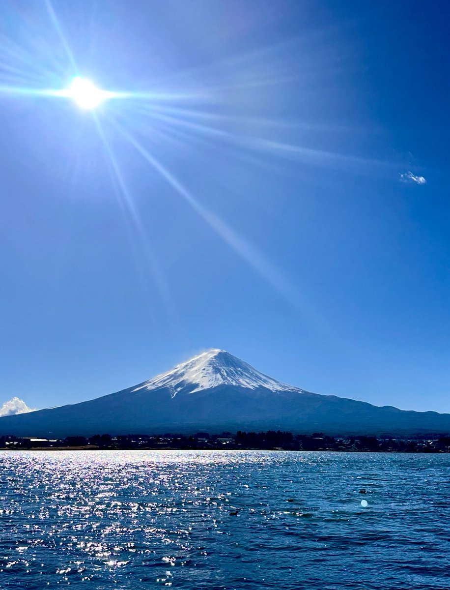 Ajfo98Sh's tweet image. only oneの写真集で選んだ富士山🗻💕

この地を踏んで見たい🥹から
始まった旅の計画✨何十枚も撮り続け
た結果✨これかな？

同じく写真集の富山県雨晴海岸へ
拡大するとお天気も曇りに見えるけど💦

省吾さんと同じ地に立てた😢幸せ💕

ありがとうございました✨

#浜田省吾 
#富士山 
#雨晴海岸