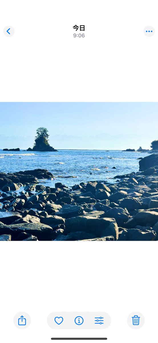 Ajfo98Sh's tweet image. only oneの写真集で選んだ富士山🗻💕

この地を踏んで見たい🥹から
始まった旅の計画✨何十枚も撮り続け
た結果✨これかな？

同じく写真集の富山県雨晴海岸へ
拡大するとお天気も曇りに見えるけど💦

省吾さんと同じ地に立てた😢幸せ💕

ありがとうございました✨

#浜田省吾 
#富士山 
#雨晴海岸