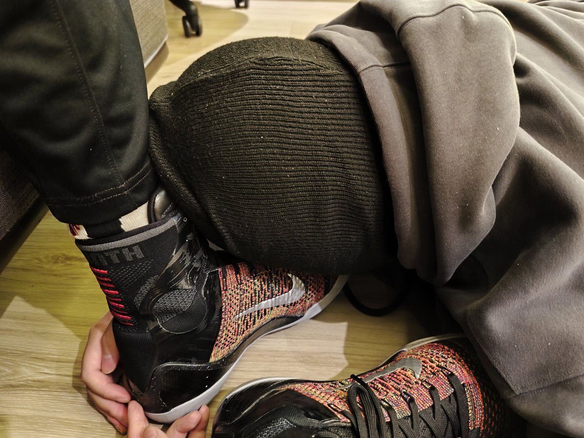 BeyondS44's tweet photo. 傻逼学弟求着要来当老子的沙袋，最后被打到跪在地上抱头求饶🖕，傻逼只配被爷们暴走发泄@BJPunchingBag https://t.co/rdZmNSeTT5