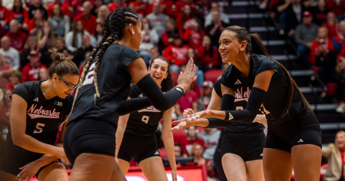 No. 1 Nebraska volleyball (29-0, 19-0) made quick work of No. 25 Penn State (17-12, 11-8), taking it down in straight sets (25-14, 25-11, 25-14) to continue its undefeated season. The Huskers are now one win away from an undefeated regular season.

🔗: on3.com/teams/nebraska…