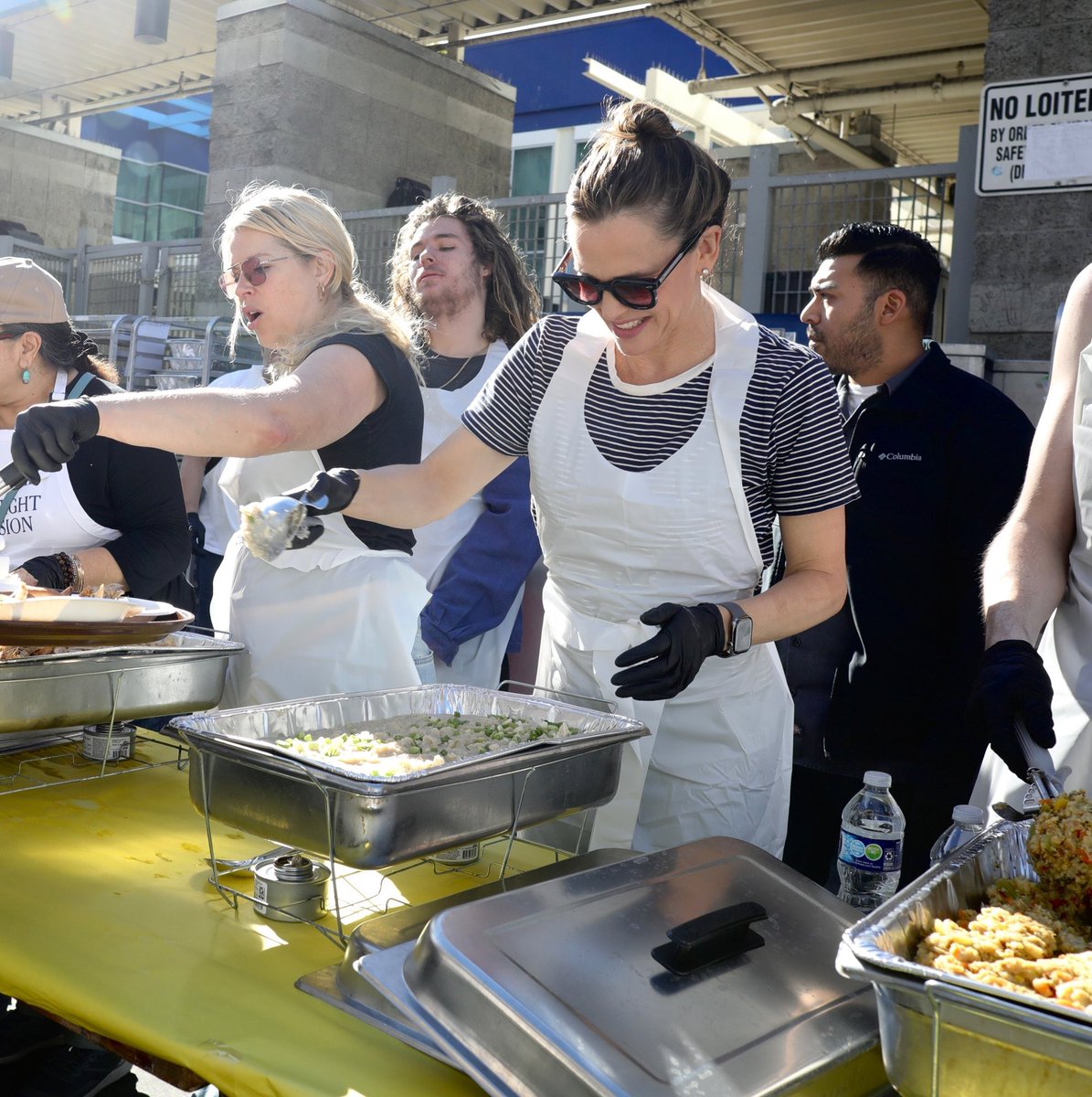 Jennifer Garner shows what true service looks like hair tied back, gloves on making sure the food is handled with care, serving the homeless.💕

Meghan, it’s the mission, not the spotlight. A charity work shines brightest thru action, not wearing Archewell hats &amp; promote urself🙄