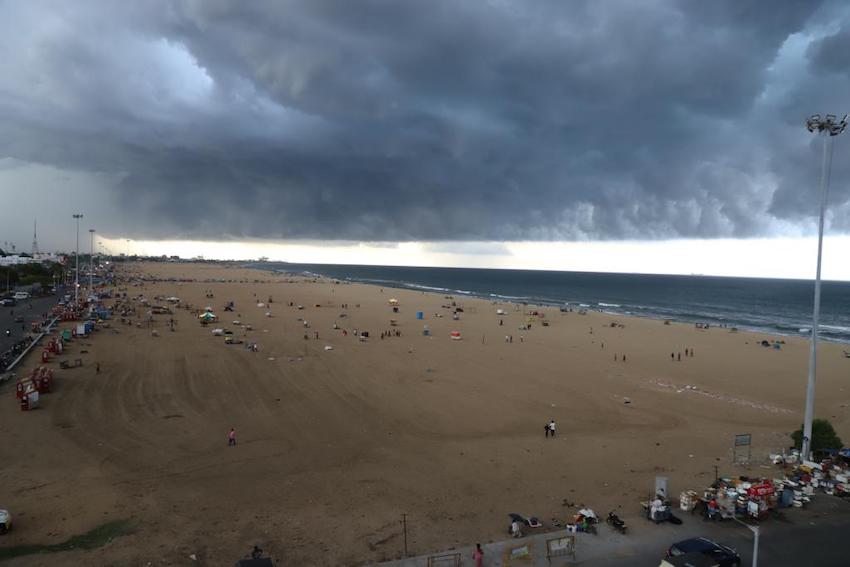 chennaiweather's tweet photo. My advice is don't go near the sea or venture into water for the next 2-3 days #CycloneDitwah #Tamilnadu #Chennai

அடுத்த 2–3 நாட்களுக்கு கடலை அணுகாதீர்கள், நீரில் இறங்கவும் வேண்டாம் என்பதே என் அறிவுரை. #CycloneDitwah #TamilNadu #Chennai https://t.co/oRoI8fuQBL
