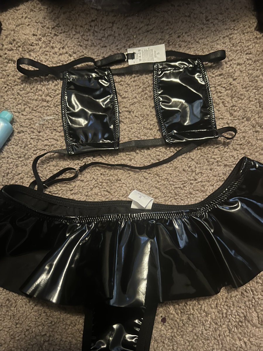 graverobbergrl's tweet photo. link in bio 👀🖤 #goth #gothgirl #pvc #latex https://t.co/Gmthb46FZJ