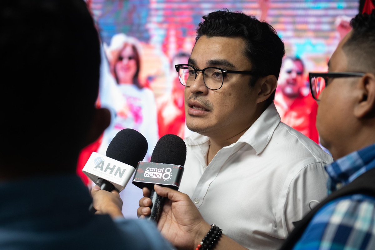 El ex canciller <a href="/EnriqueReinaHN/">Enrique Reina</a> y el vicecanciller <a href="/gtorreszelaya1/">Gerardo Torres Zelaya</a> de Honduras, en conferencia de prensa