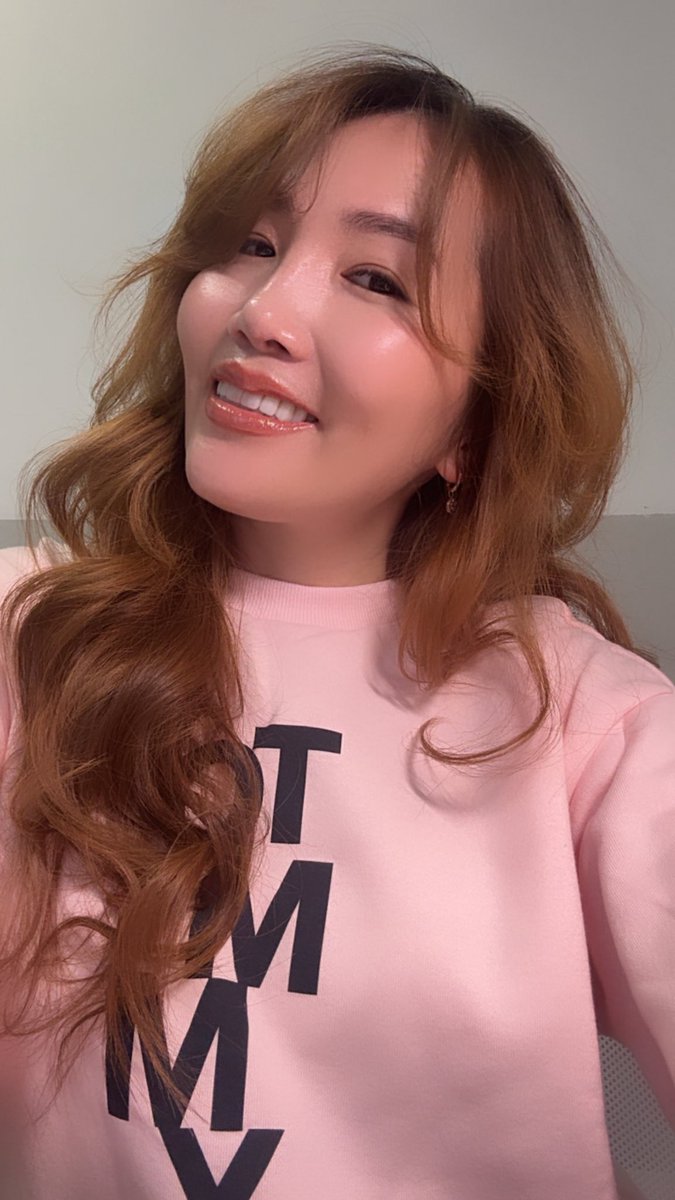 Ажил дрэ ирсэн чинь ирэх ёстой хүмүүс нь ирдгүэ. 🤷‍♀️ 

Ямарсайндаа нүүрээ будаж, үсээ зөндөө янзаллаа. 🤭😂