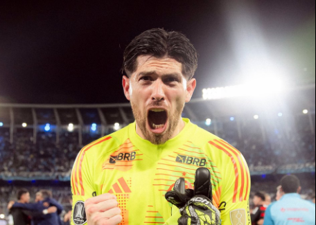 CentralFlaNacao's tweet photo. Chegou o dia. O dia do elenco dar a vida por uma nação inteira. Mais uma chance de levantar uma taça para a nossa história. Nós somos o FLAMENGO!

O Flamengo de Arrascaeta, o herdeiro de Zico. 

O Flamengo de Bruno Henrique, o rei dos clássicos. 

O Flamengo de Rossi, o Argentino favorito de muitos. 

O Flamengo de Filipe Luís, que comanda esse espetáculo. 

O Flamengo de mais de 48 milhões de apaixonados pelo mundo. 

Nós. Por nós. Por todos aqueles que nos deixaram e não conseguirão acompanhar a arte do futebol hoje. Pelos nossos. Sempre!

VAMOS FLAMENGOOOOOOOOOOOO!!! ❤️🖤