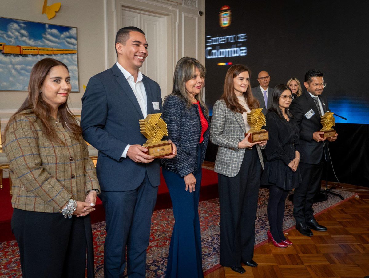 AlcaldiaItagui's tweet image. 🏆🤩🥇Ganamos el Premio Nacional de Alta Gerencia 2025!

Por segundo año consecutivo, la Alcaldía de Itagüí obtuvo este galardón en la categoría “Fortalecimiento institucional como motor de cambio”, gracias a la implementación de la tecnología en el sistema de gestión del riesgo…