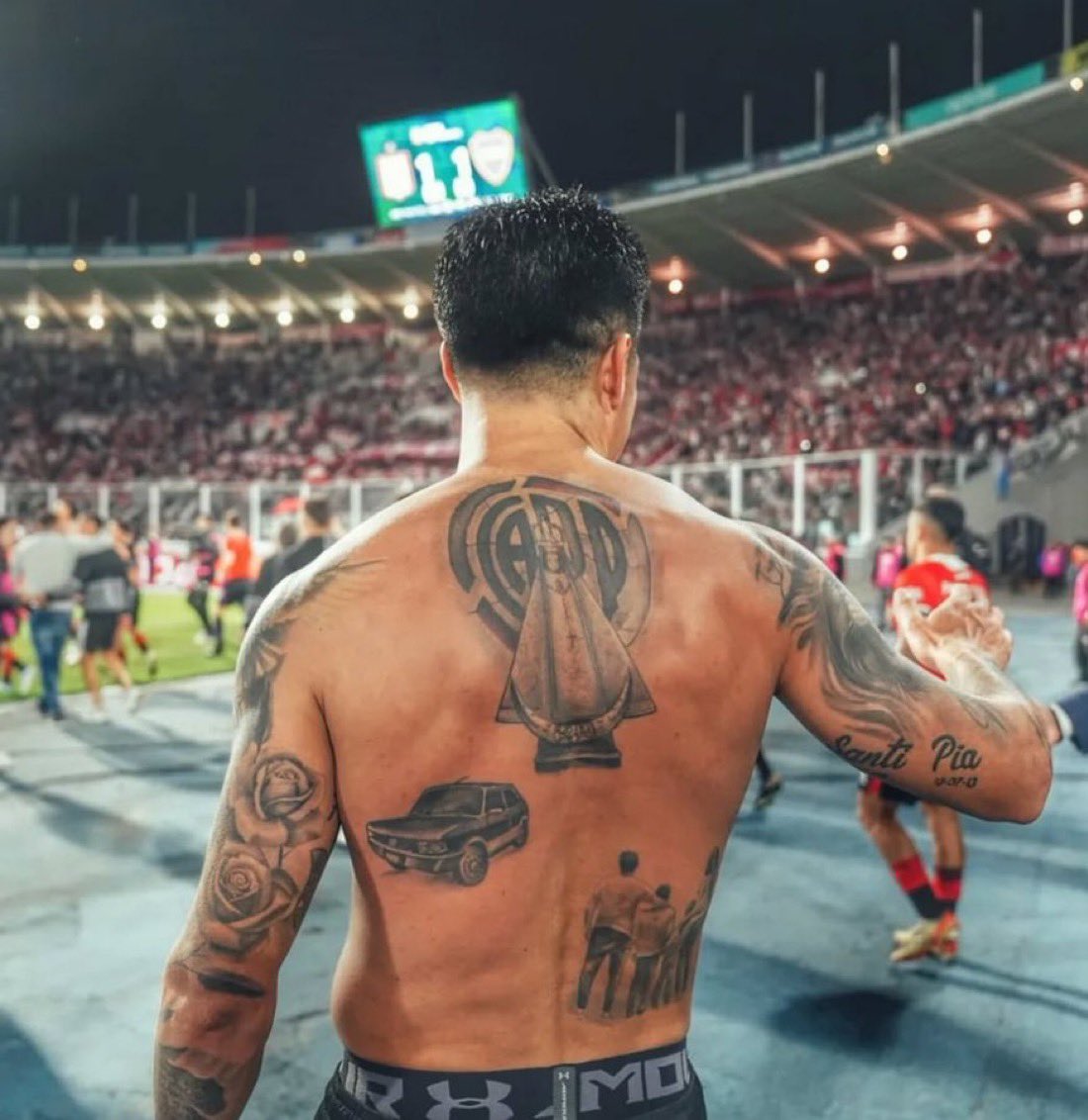 RenzoMPantich's tweet image. Fue arquero. Fue cinco. Fue líder. Fue campeón. Fue hincha. Es y será ÍDOLO DE RIVER. 

¡Gracias por tanto, Enzo Nicolás! 🤍❤️