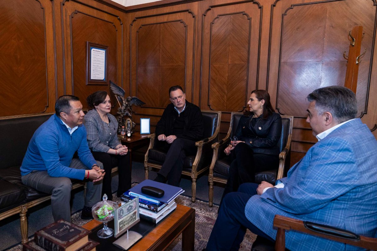 🤝Se reúnen el gobernador y la rectora de la UAQ para revisar proyectos 📚

El mandatario reconoció la relevancia de la máxima casa de estudios en el desarrollo social, académico y económico de la entidad. 🛑✨

Conoce más aquí 👉wp.me/p8iMZT-10r5

#UAQ #Querétaro