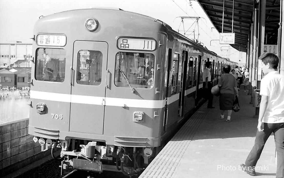 13namiki's tweet image. 再掲ですが、昭和42(1967)年7月17日に京浜川崎駅でこの年6月30日に竣工したばかりの700形高運転台車を撮影しました。
最初は705編成の最後尾車705で次が703編成の先頭車704とその運転台を撮影しました。最後に707編成の先頭車708を写しました。…