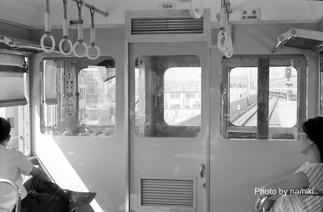 13namiki's tweet image. 再掲ですが、昭和42(1967)年7月17日に京浜川崎駅でこの年6月30日に竣工したばかりの700形高運転台車を撮影しました。
最初は705編成の最後尾車705で次が703編成の先頭車704とその運転台を撮影しました。最後に707編成の先頭車708を写しました。…