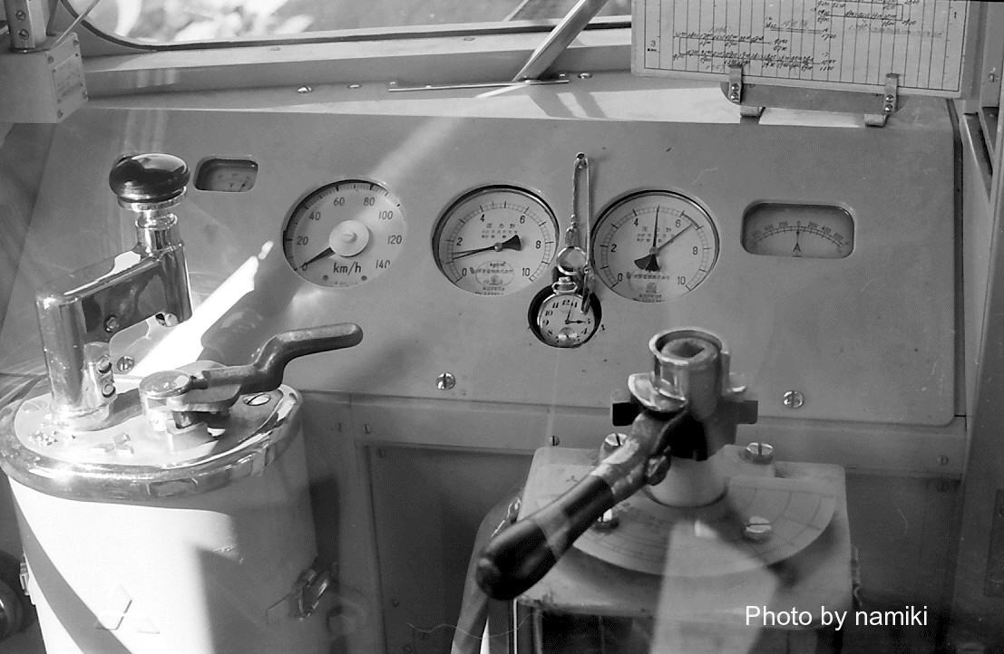 13namiki's tweet image. 再掲ですが、昭和42(1967)年7月17日に京浜川崎駅でこの年6月30日に竣工したばかりの700形高運転台車を撮影しました。
最初は705編成の最後尾車705で次が703編成の先頭車704とその運転台を撮影しました。最後に707編成の先頭車708を写しました。…