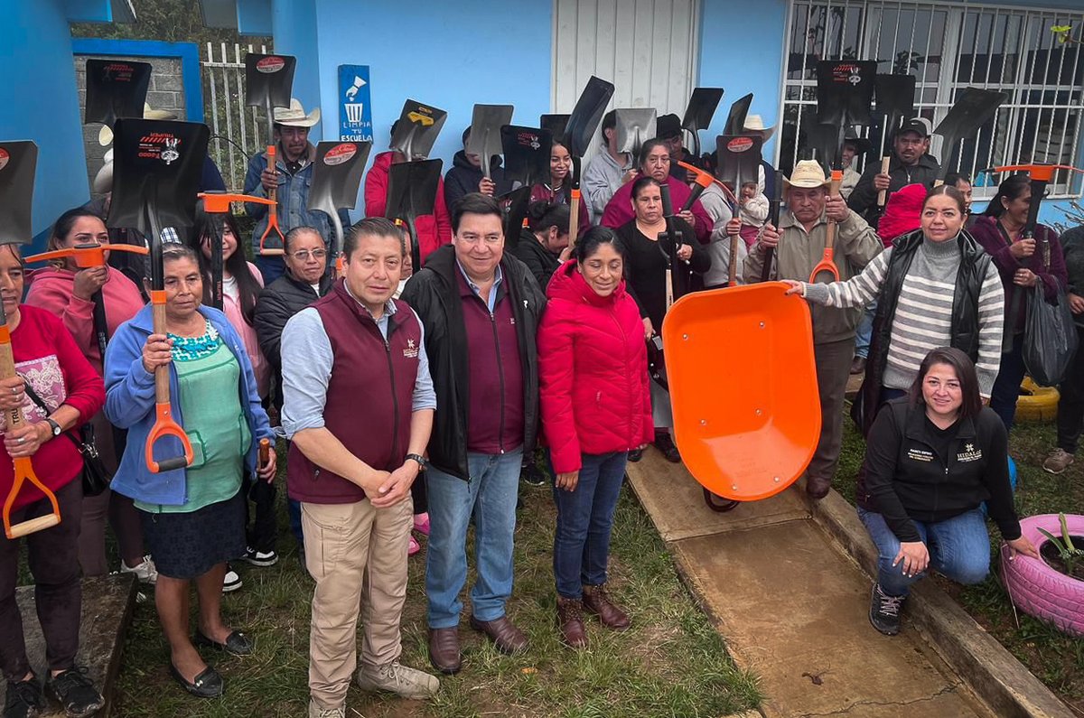 juliomenchaca_'s tweet image. A través de la Secretaría del Despacho, entregamos herramientas de trabajo a las familias de El Casiu y La Reforma, en Tenango de Doria.

Estas palas, picos y carretillas se recolectaron gracias a la solidaridad de la afición que donó y asistió al Palco del Pueblo, durante el…