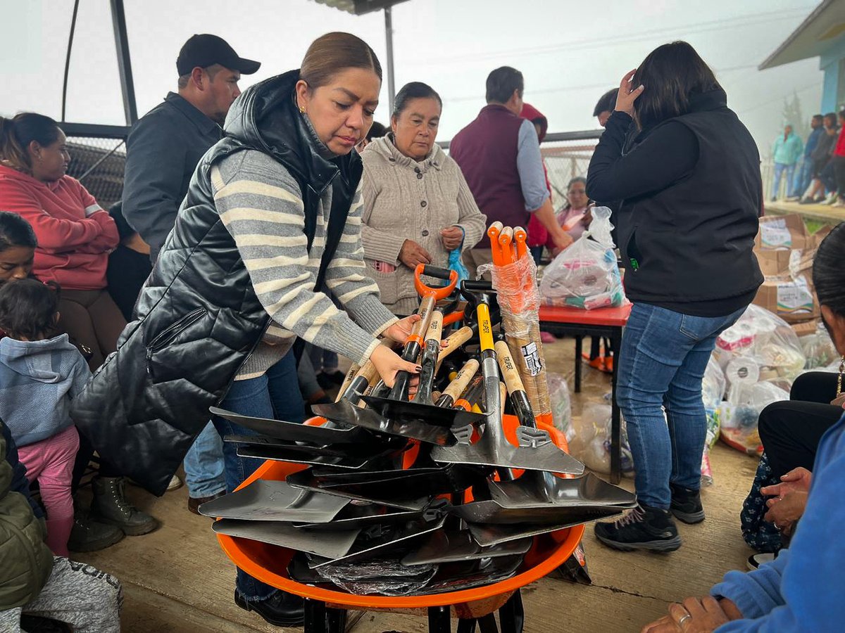 juliomenchaca_'s tweet image. A través de la Secretaría del Despacho, entregamos herramientas de trabajo a las familias de El Casiu y La Reforma, en Tenango de Doria.

Estas palas, picos y carretillas se recolectaron gracias a la solidaridad de la afición que donó y asistió al Palco del Pueblo, durante el…