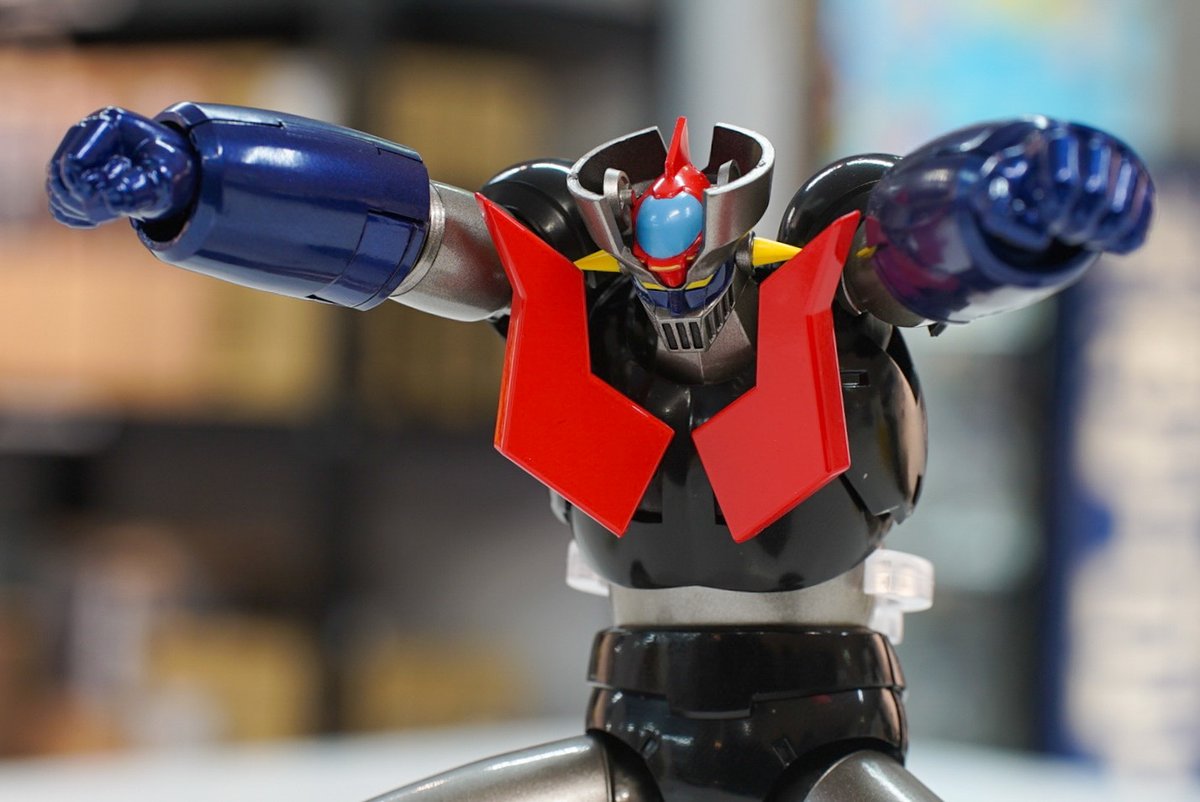 #リボルテック
#アメイジングヤマグチ より     
『マジンガーZ』本日発売‼️ 

永井豪の不朽の名作スーパーロボットがついにアメヤマで登場‼️全身に施された重厚感あふれるメタリックな塗装はまさに「くろがねの城」‼️‼️
圧倒的な可動域のマジンガーZをぜひお楽しみください‼️
#山口勝久