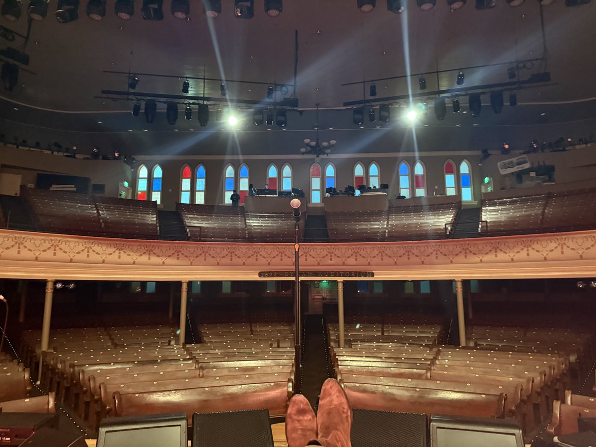 bretteldredge's tweet image. Back in the mother church for 3 nights…I’ll be here if you need me for some Christmas spirit:) let’s GLOW Nashville! @theryman