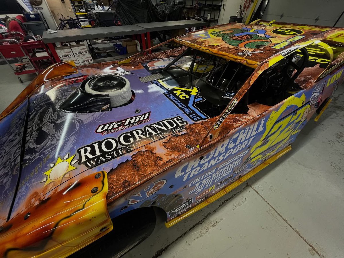 ByKyleMcFadden's tweet photo. He’s put up video game numbers the last three years, so why not a paint scheme that fits his nuclear output.

@BobbyPierce32 bringing the Nuka-Cola No. 32 Fallout-themed machine to @GatewayDirt Nationals. https://t.co/Tt2HzDu4fw